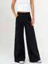 Ref: 069909 Pantalón palazzo cargo liviano, tono negro, silueta amplia, tiro alto