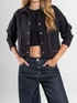 Ref: 0610389 Chaqueta cropped, tono negro, bolsillos con taches y broches delanteros