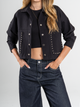 Ref: 0610389 Chaqueta cropped, tono negro, bolsillos con taches y broches delanteros