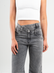 Ref: 065808 Jean mom flare, stretch, tiro alto, tono gris medio, detalle en pretina