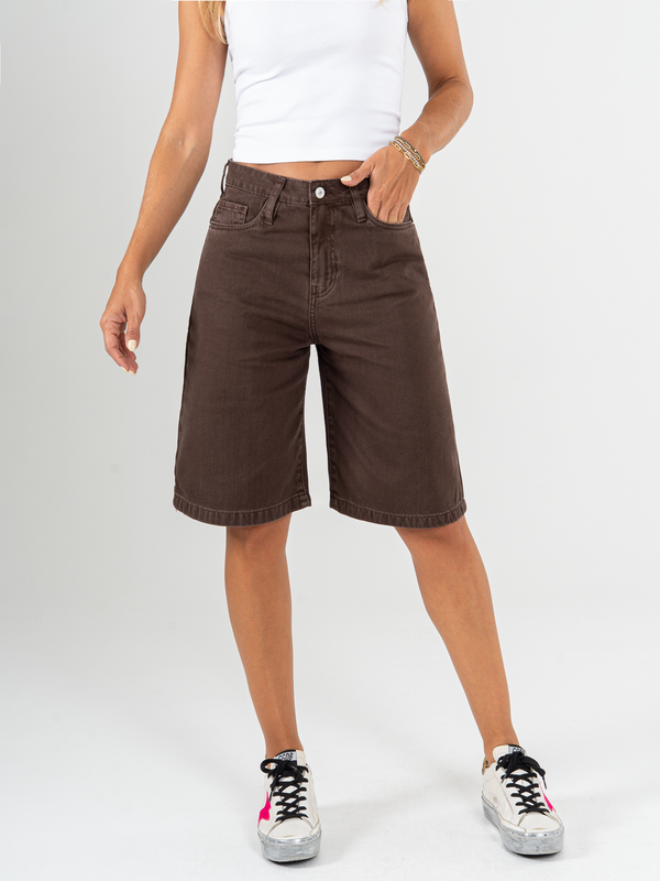 Ref: 069745 Bermuda dril rígido, tiro alto, tono café, silueta amplia.