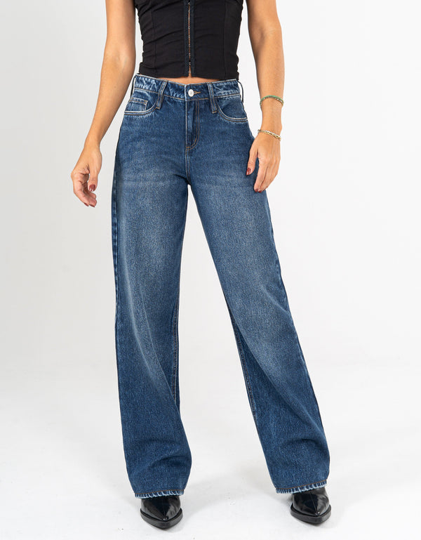 Ref: 065922 Jean straight leg, rígido, tiro medio, tono azul oscuro.