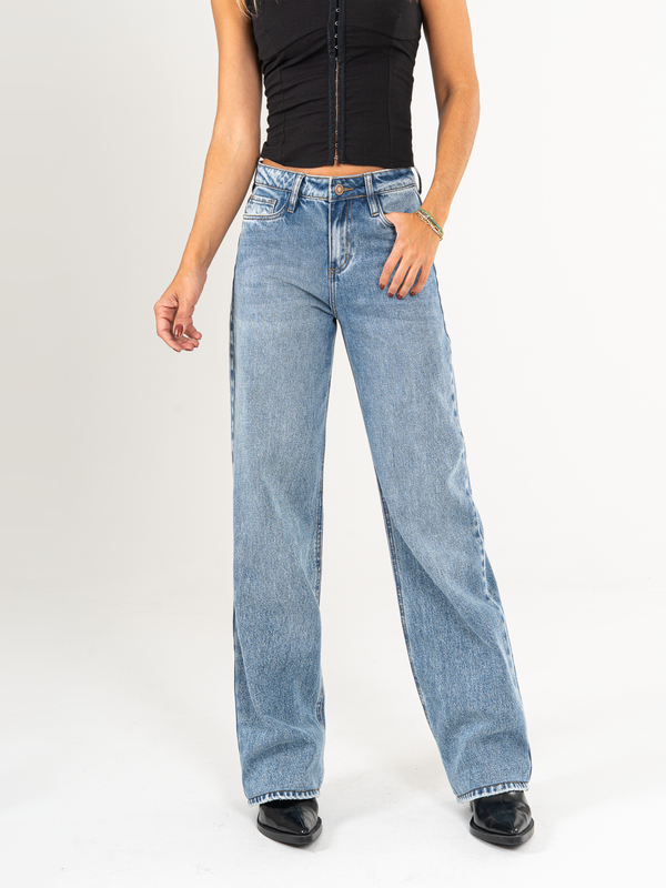 Ref: 065923 Jean straight leg, rígido, tiro alto, tono azul medio