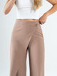 Ref: 069808 Pantalón mom flare, sobrepuesto delantero, tejido plano liviano, tiro alto, tono café