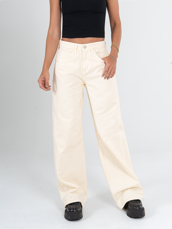 Ref: 0620043 Pantalón wide leg, rígido, tiro alto, corte en costado, tono beige.