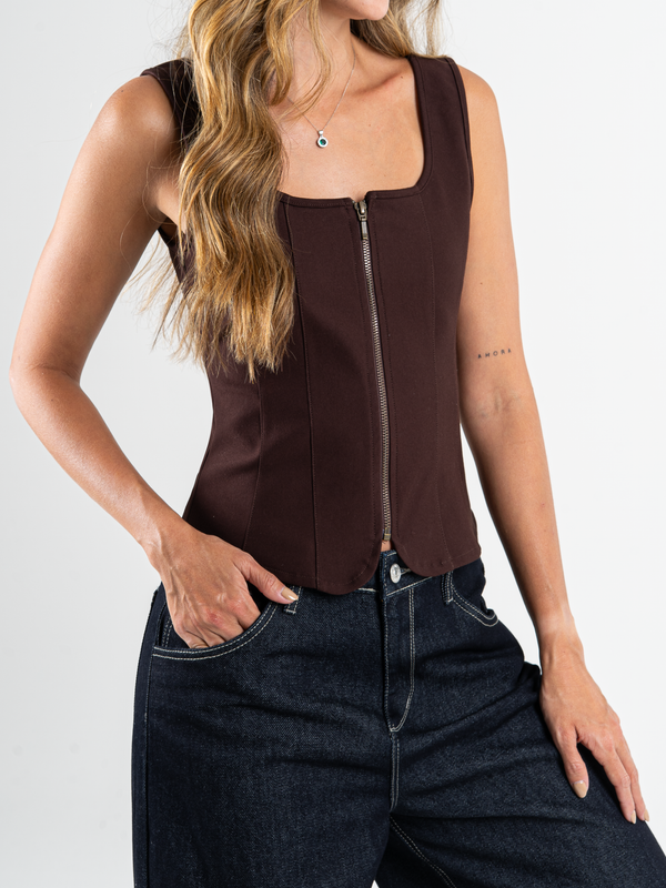 Ref: 0610486 Top manga sisa, stretch, cierre frontal, tejido plano liviano, tono cafe.