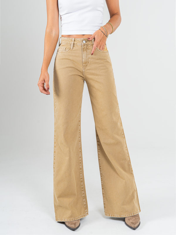 Ref: 0620051 Pantalón mom flare, rígido, tiro alto, tono caqui con desgaste.