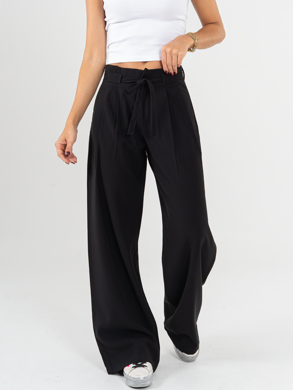 Ref: 0620118 Pantalón mom flare, tejido plano liviano, detalle prenses y cinturón, tono negro