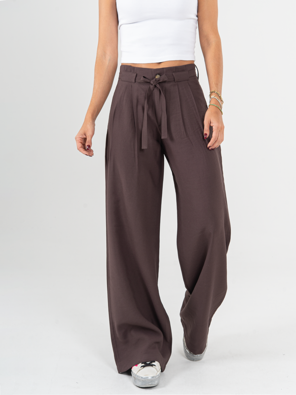 Ref: 0620119 Pantalón mom flare, tejido plano liviano, detalle prenses y cinturón, tono  café